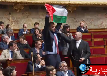 نائب فرنسي يرفع علم فلسطين داخل البرلمان
