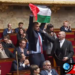 نائب فرنسي يرفع علم فلسطين داخل البرلمان