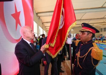 (بعد حجب العلم)-سعيّد يرفع الراية باكيا بمسبح رادس.. والتونسيون يتفاعلون