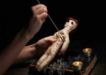 وزيرة تمارس “السحر الأسود” على رئيس بلادها!!