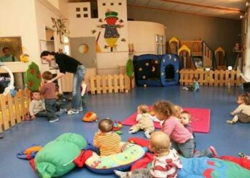 طفلة الـ3 سنوات تعود من الروضة وعلى يدها وشم!!