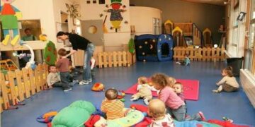 طفلة الـ3 سنوات تعود من الروضة وعلى يدها وشم!!