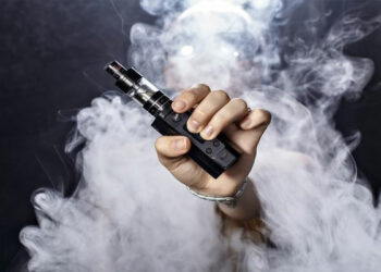 (في حادثة صادمة)-سيجارة إلكترونية تتسبب في انفجار رئة مراهقة..!!