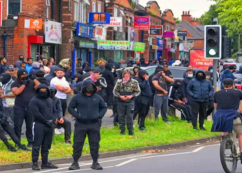 شغب في أنقلترا: مئات المسلمين يتجمعون لحماية مسجد مهدّد من أقصى اليمين