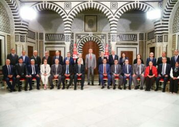 رئيس الحكومة يجتمع بفريقه الحكومي.. ويكشف أولويات العمل