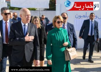 (بالصور)-قيس سعيد وحرمه يدليان بصوتهما في الانتخابات الرئاسية