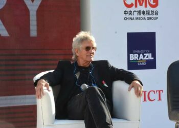 (بعد تكريمه في مهرجان القاهرة السينمائي)-إيريك روبرتس:”لابد أن نكون حقيقيين تجاه ما يعانيه الشعب الفلسطيني الطيب”..