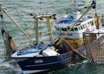 فقدان 3 بحارة وإنقاذ 6 آخرين بعد غرق مركبهم قبالة هذا الشاطئ..