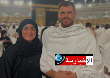 أنس جابر تؤدّي مناسك العمرة رفقة زوجها..