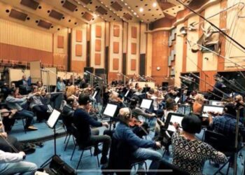 (بالفيديو)- المؤلف والموزع الموسيقى مصطفى صبحى يسجل مع اوركسترا المجر اغنية زورونى كل سنة مرة لفنان الشعب سيد درويش