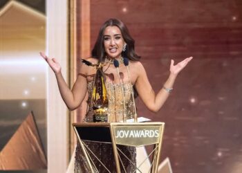 سلمها لها النجم العالمي ماثيو ماكونهي .. هنا الزاهد : فخورة بجائزتي في حفل «جوي أووردز» وسعيدة بكوني عربية