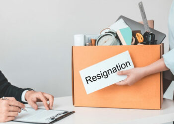 حوافز مالية للموظفين مقابل الاستقالة..ما القصة؟!