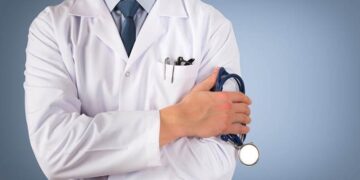 عمادة الأطباء تُقرّر تعليق العمل بالتعريفة الجديدة..