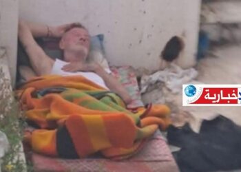 (ما القصّة؟)-سائح بلجيكي ينـام في شوارع الحمامات..