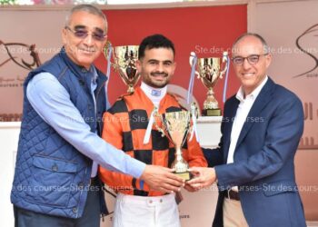 سفير الارجنتين بتونس يسلم جائزة سباق جمهورية الارجنتين من الصنف 2 للخيول العربية الاصيلة ذكور..