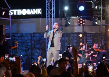 وائل جسار يُشعل مهرجان بنزرت الدولي: عرض أمام شبابيك مغلقة وجمهور بالآلاف يهتف للطرب