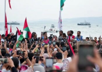 مسيّرة صهيونية تقصف أكبر سفينة في أسطول الصمود بسيدي بوسعيد..