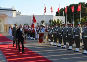 رئيس الدولة يؤدي زيارة الى الجزائر..