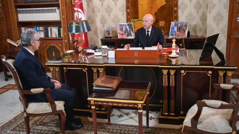 قيس سعيّد يعلن تسوية وضعية 82 ألف عامل مناولة..