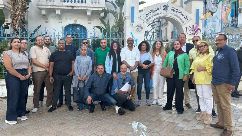 النقابة الوطنية للصحفيين التونسيين تُبقي مكتبها في حالة انعقاد دائم وتلوّح بالإضراب العام دفاعًا عن حرية الصحافة