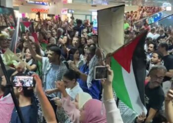 وصول عشرة تونسيين من المشاركين في أسطول الصمود إلى مطار قرطاج في انتظار عودة بقية المشاركين 15 وسط استقبال شعبي حار