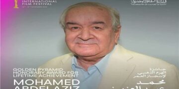 محمد عبد العزيز يكشف “أسرار صناعة الكوميديا” في ماستر كلاس بالمسرح المكشوف