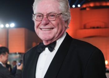 حسين فهمي في حفل ختام القاهرة السينمائي: قوة السينما في إبقاء الحقيقة حيّة