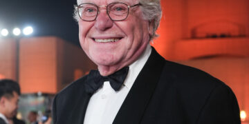 حسين فهمي في حفل ختام القاهرة السينمائي: قوة السينما في إبقاء الحقيقة حيّة