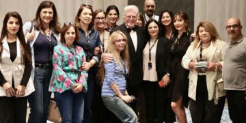 حسين فهمي يلتقي الصحفيين العرب في مهرجان القاهرة السينمائي الدولي: رؤى وأهداف لتعزيز السينما العربية