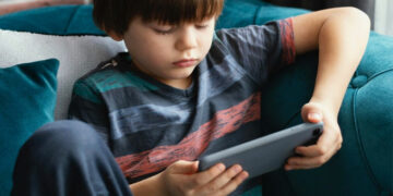 تحذير من شبكات اتجار بالبشر تستهدف القُصّر عبر الفضاء الرقمي..