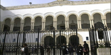 تعليق العمل في محاكم تونس..