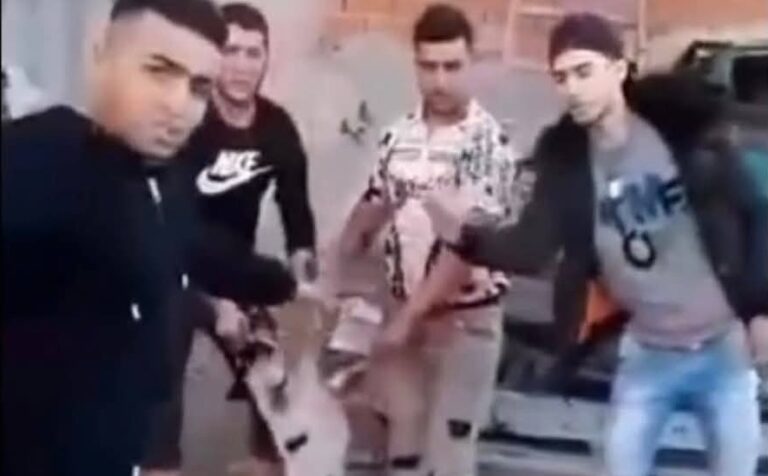 (فيديو مفزع هز التونسيين)- شبان يعذبون كلبا ويذبحونه..وهذه العقوبة التي تنتظرهم وفق القانون..