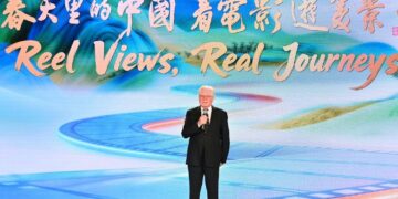 تكريم رئيس مهرجان القاهرة السينمائي في كرنفال ثقافة السينما بالصين