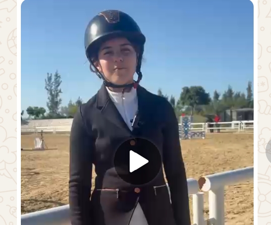 يشارك نحو 300 فارسا وفارسة من مختلف الفئات العمرية، اليوم الأحد في اختتام منافسات بطولة الماسترز للفروسية بتونس “هيبو كلوب سبرينغ ماسترز” والتي ينظمها نادي “هيبو كلوب” للفروسية بإشراف الجامعة التونسية للفروسية. وشهدت البطولة التي انطلقت فعالياتها أمس السبت 18 أفريل في سيدي ثابت مشاركة مكثفة للمولعين بهذه الرياضة التي تعتبر من الألعاب العريقة في العالم والاختصاصات الأولمبية رغم أنها لا تزال تبحث عن توسيع شعبيتها في تونس.. وتقام بطولة الماسترز للفروسية في نسختها الثانية تحت إشراف الجامعة التونسية للفروسية وتقام المنافسات في مسابقتي القفز على الحواجز في 6 فئات بحسب درجة ارتفاع الحاجز ومسابقة القوة والتحمل وذلك بمشاركة أبرز الفرسان والفارسات على مسالك ومسارات تتضمن 13 حاجزا ويشرف عليها أفضل المهندسين في تصميم حلبات الفروسية في العالم. وشهد اليوم الأول للبطولة التي تنتظم تحت إشراف نادي هيبو كلوب سيدي ثابت للفروسية، مشاركة 250 فارسا وفارسة من فئات عمرية تتراوح بين 8 سنوات وحتى 55 عاما، إذ شهدت مشاركة الأطفال والشبان فضلا عن فئات عمرية أعلى (55 عاما) في فئة الأساتذة (الماسترز) خاصة في اختصاص الحواجز، (بين 60 و140 صنتمترا) ومسابقة التتابع (ثنائي) ومسابقة هيبو كلوب سبرينغ فضلا عن الجائزة الكبرى للهيبو كلوب وهي الجائزة الرئيسية. أما في صنف فرسان وفارسات النخبة، فستكون هذه البطولة إعدادية للتحضير للاستحقاقات الدولية والإقليمية المقبلة وأولها لمسابقة ألعاب البحر الأبيض المتوسط التي تحتضنها مدينة تارانتو في إيطاليا بين 21 أوت و3 سبتمبر 2026.. وتشارك تونس في الألعاب المتوسطية بستة فرسان وفارسات في مسابقة القفز على الحواجز وهي الأكثر إقبالا من الناشطين في رياضة الفروسية بتونس. وتعدّ رياضة الفروسية من الألعاب الفردية التي باتت تستقطب عددا من الشبان من الجنسين ومن مختلف الفئات العمرية وذلك مع ارتفاع عدد الأندية الناشطة في هذه الرياضة، وتضم الجامعة التونسية للفروسية في مختلف الاختصاصات مجازا 2500، وتطمح إلى الوصول بعدد المجازين إلى ثلاثة آلاف في الموسم المقبل، في حين يصل عدد الأندية إلى 40 مسجلة في مختلف منافسات موسم 2025 ـ 2026.