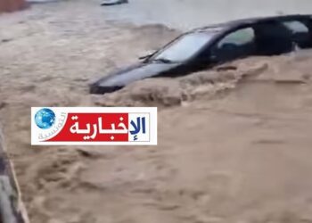 (بعد تنفيس هذا السد)-انقاذ عائلة جرفتها السيول ..