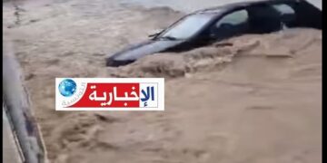 (بعد تنفيس هذا السد)-انقاذ عائلة جرفتها السيول ..