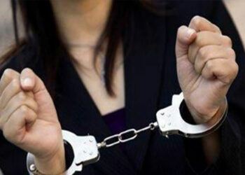 القبض على فتاة قتلت والدتها وتحصّنت بالفرار في هذه الولاية…