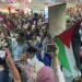 وصول عشرة تونسيين من المشاركين في أسطول الصمود إلى مطار قرطاج في انتظار عودة بقية المشاركين 15 وسط استقبال شعبي حار