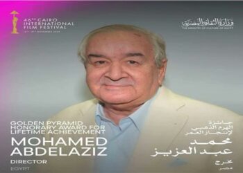 محمد عبد العزيز يكشف “أسرار صناعة الكوميديا” في ماستر كلاس بالمسرح المكشوف