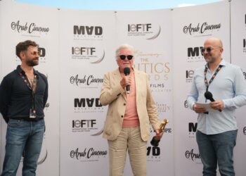 حسين فهمي يتسلم جائزة شخصية العام السينمائية العربية في مهرجان “كان