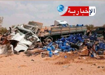 (بالصور)-انقلاب شاحنة ثقيلة محملة بالمياه المعدنية بهذه الطريق..