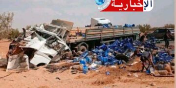 (بالصور)-انقلاب شاحنة ثقيلة محملة بالمياه المعدنية بهذه الطريق..