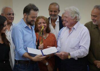 حسين فهمي يسلّم جائزة مهرجان طريق الحرير لفريق فيلم “القصص” بمقر مهرجان القاهرة