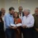 حسين فهمي يسلّم جائزة مهرجان طريق الحرير لفريق فيلم “القصص” بمقر مهرجان القاهرة